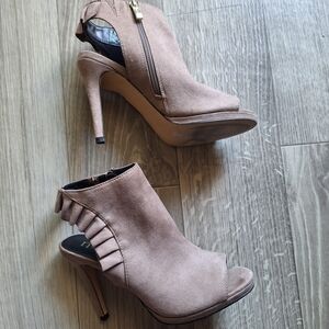 Nicole Miller Beige Taupe Peep-Toe Heels Size 9M